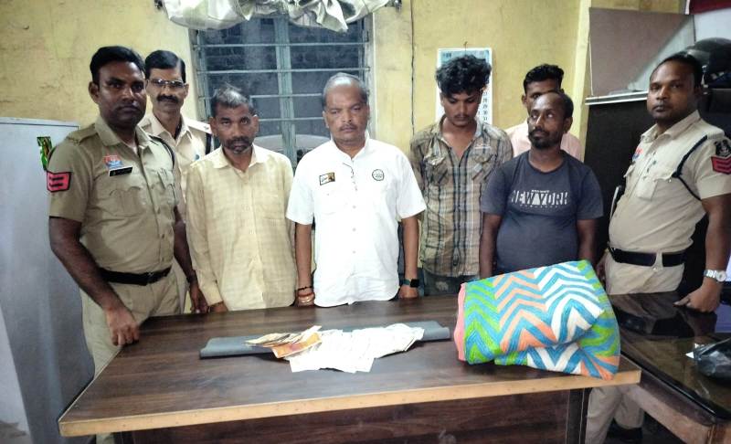 दीपावली से पहले सांगीतराई डीपापारा में जुआ फड़ पर जूटमिल पुलिस की बड़ी रेड, 65,700/- रुपये और ताश के पत्ते जब्त, पांच जुआरी गिरफ्तार, जुआ एक्ट के अंतर्गत की गई कार्रवाई.