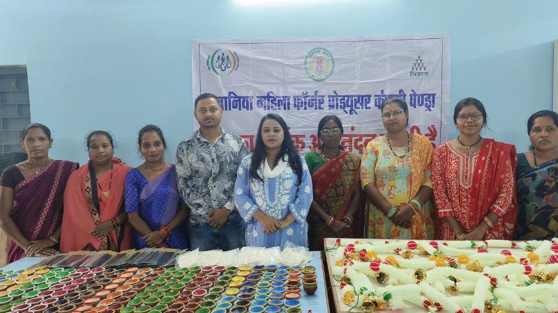 सफलता की कहानी : दीयों और पूजा सामग्री की बिक्री से समूह की महिलाएं हो रही समृद्ध, 1.11 लाख रुपये की की बिक्री