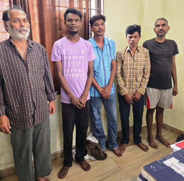 रायपुर कोतवाली में पुलिस की बड़ी कार्रवाई :  कालीबाड़ी चौक गांधी नगर से नगद और सट्टा-पट्टी बरामद, कालीबाड़ी गांधी नगर से सट्टा संचालित करने वाले पाँच आरोपी गिरफ्तार, की गई कार्यवाही.