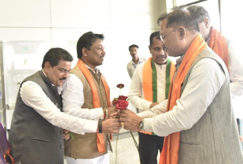 मुख्यमंत्री विष्णुदेव साय का जगदलपुर एयरपोर्ट में जनप्रतिनिधियों और अधिकारियों ने किया आत्मीय स्वागत