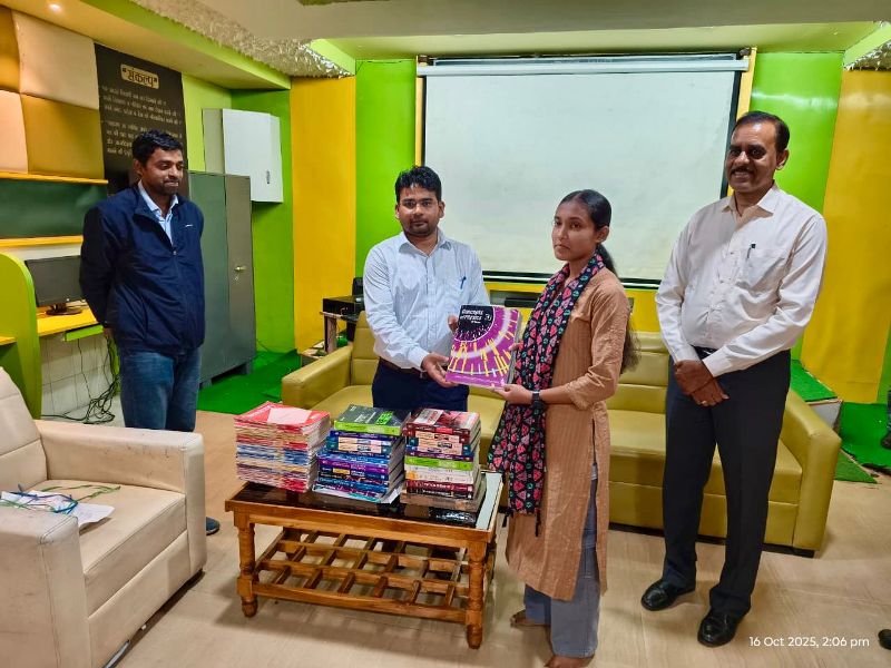 सीईओ अभिषेक कुमार ने संकल्प शिक्षण संस्थान में विद्यार्थियों को किया मोटिवेट— जेईई और नीट की पुस्तकों का किया वितरण