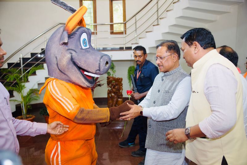 मुख्यमंत्री विष्णुदेव साय ने बस्तर ओलम्पिक के शुभंकर से हाथ मिलाकर दी बधाई
