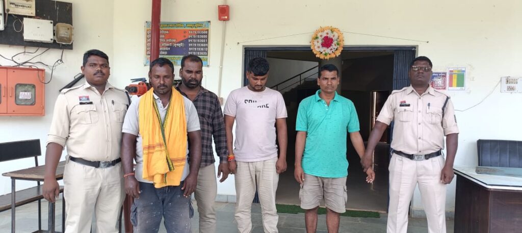 ऑपरेशन शंखनाद : जशपुर पुलिस ने गौ तस्करों के चंगुल से छुड़ाए 8 गौ-वंश, बोलेरो वाहन भी जब्त, चौकी दोकड़ा पुलिस ने गिरफ्तार किये चार गौ तस्कर, भेजा जेल.