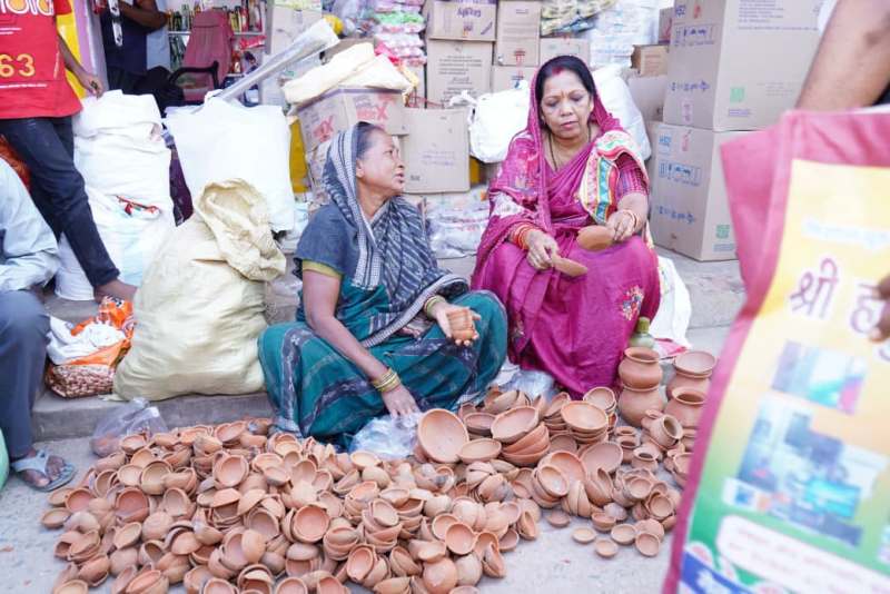 मुख्यमंत्री विष्णुदेव साय की धर्मपत्नी श्रीमती कौशल्या साय ने की स्थानीय उत्पादों की खरीदारी कर दिया वोकल फॉर लोकल का संदेश