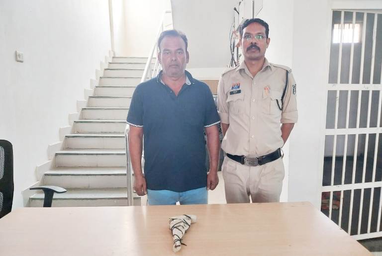 पुलिस की त्वरित कार्रवाई, देशी कट्टा दिखाकर आम लोगों को धमकाने वाले आरोपी को न्यायालय में पेश किया गया