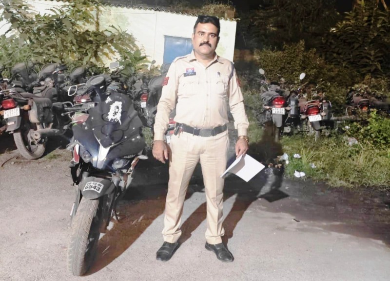 पुलिस की कड़ी कार्रवाई : तेज आवाज में पल्सर दौड़ाने वाला चालक चढ़ा पुलिस के हत्थे, कोतरारोड़ पुलिस की कोलाहल अधिनियम में कड़ी कार्रवाई, मॉडिफाईड साइलेंसर से कान फोड़ आवाज करने वाला बाइक सवार गिरफ्तार.