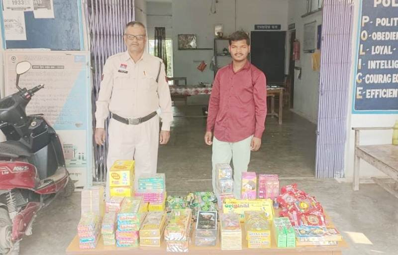 वैध लाइसेंस के बिना ग्राम रामपुर में फटाका विक्रय करने वाले आरोपी को किया गया गिरफ्तार