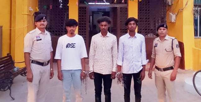 सिक्योरिटी गार्ड के साथ मारपीट करते हुए, मोबाइल छीनकर उसके कवर में रखे ₹4000 लूटने वाले 03 आरोपियों को किया गया गिरफ्तार