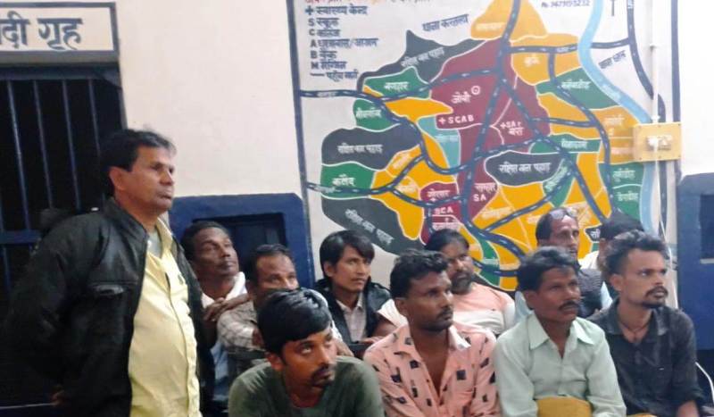 पुलिस की बड़ी कार्रवाई : खम्हार इंदिरा आवास मोहल्ले में स्ट्रीट लाइट के पास चल रहे फड़ में पकड़ा गया जुआ, 14 आरोपी जुआड़ी गिरफ्तार कर भेजे गए जेल, ₹20,050 नकद और ताश की गड्डी जब्त.