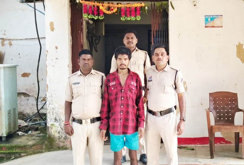 फूआ करती थी तंत्र-मंत्र!’ – शक में भतीजे ने बेरहमी से काटा गला, फूफा पर भी चला दी टांगी, रातभर लाश के पास छिपा बैठा रहा आरोपी, जशपुर पुलिस ने किया गिरफ्तार!