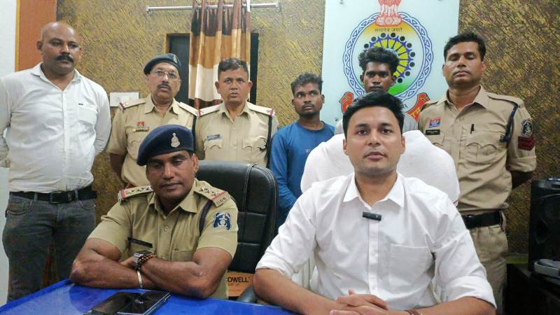 दोहरा हत्याकांड सुलझा : छह घंटे में खुला दोहरे हत्याकांड का राज, पुलिस ने छः घंटे में भतीजे और मामा को किया गिरफ्तार, घरघोड़ा पुलिस ने दोनों आरोपियों को भेजा रिमांड पर जेल.