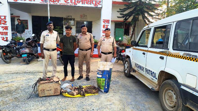 संगठित चोरी का खुलासा : वेल्डिंग मशीन, कटर मशीन व कॉपर केबल बरामद, चौकी रघुनाथपुर पुलिस ने 32 हजार के चोरी के माल के साथ आरोपी को किया गिरफ्तार.