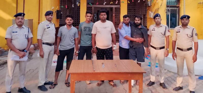 ग्राम खटियापाटी में सुनियोजित चाकू हमला! पुरानी रंजिश पर 1 की हत्या, 2 अन्य घायल, 5 आरोपियों को पुलिस ने हिरासत में लिया