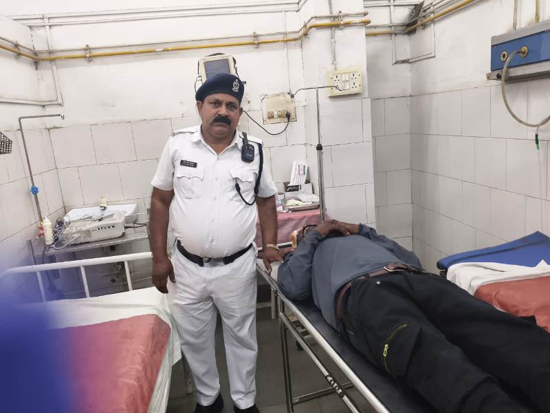 रेलवे प्लेटफॉर्म पर मिर्गी का अचानक दौरा, सिविल डिफेंस टीम की तत्परता से टला बड़ा हादसा