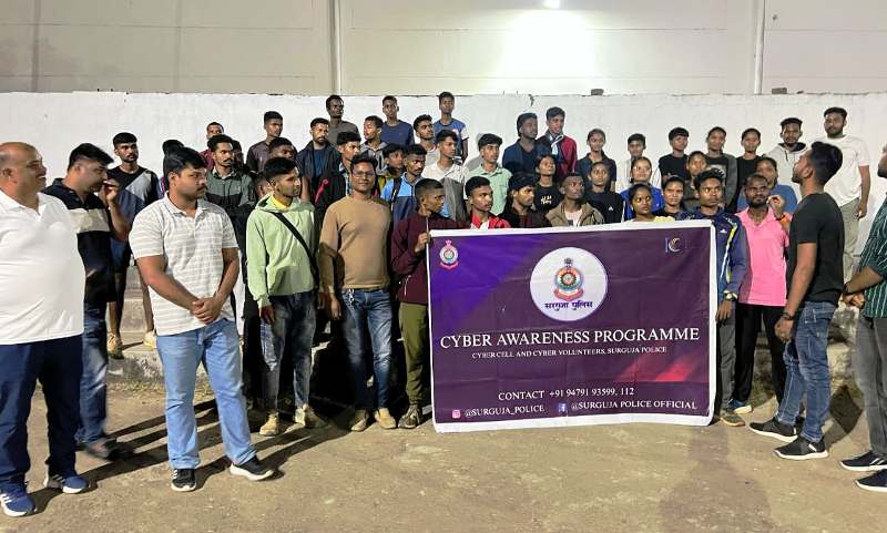 सरगुजा पुलिस ने गांधी स्टेडियम में युवाओं के लिये लगाई साइबर सुरक्षा की पाठशाला : बास्केटबॉल खिलाड़ियों को बताया डिजिटल सुरक्षा का महत्व.