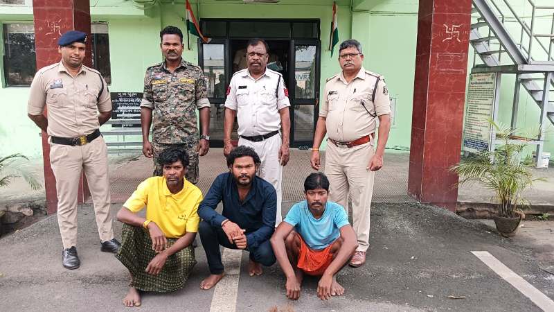 रायगढ़ पुलिस की बड़ी कार्रवाई : जंगली सूअर के शिकार के लिए बिछाए तार से महिला की मौत, पूंजीपथरा पुलिस ने करंट से महिला की मौत के मामले में तीन आरोपी को किया गिरफ्तार, भेजा न्यायिक रिमांड पर.