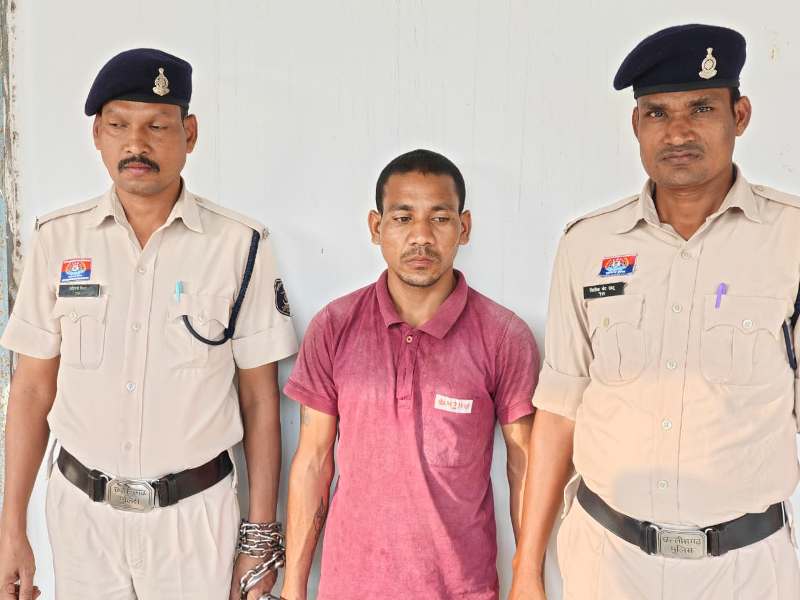 प्रेम संबंध टूटा तो बन गया हैवान! महिला वेशभूषा धारण करने वाला साइकोपैथ निकला हत्यारा — युवती की हत्या कर शव जलाने वाले सालिक राम पैकरा को पुलिस ने दबोचा, इंस्टाग्राम पर 19 फेक अकाउंट बनाकर करता था महिलाओं को टारगेट….पढ़ें पूरी रिपोर्ट…!