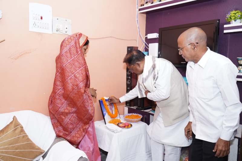 मुख्यमंत्री विष्णुदेव साय ने दुलदुला में स्वर्गीय मथुरा साव के चरणों में पुष्पांजलि अर्पित की, कहा – “सेवा और सादगी से भरा उनका जीवन सदैव याद किया जाएगा”