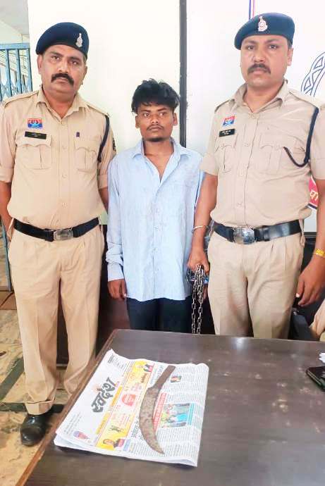 पुलिस की त्वरित कार्रवाई : तलवार लहराकर ग्रामीणों को डराने वाला आरोपी नंदिनी नगर पुलिस की गिरफ्त में, हथियार समेत न्यायिक रिमांड पर भेजा गया जेल.