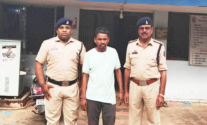 पुलिस की त्वरित कार्रवाई! आरक्षक की मोटरसायकल में आग लगाने वाला आरोपी ‘गोल्टू’ चंद घंटों में गिरफ्तार