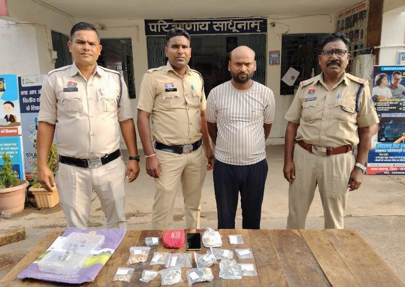 कम दाम में छड़-सीमेंट दिलाने के बहाने ठगी करने वाला मास्टरमाइंड गिरफ्तार, पुलिस ने बरामद किए लाखों के जेवर और स्कूटी