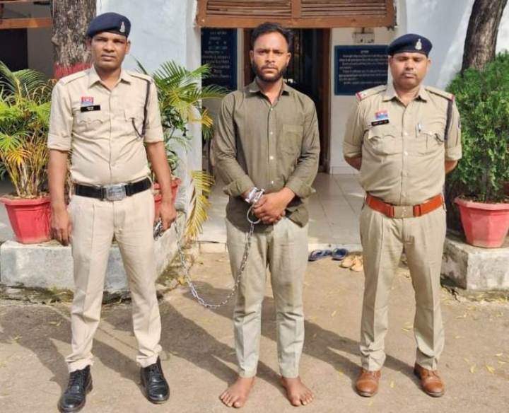 पुलिस की बड़ी कार्रवाई : पत्नी के प्रेमी ने रची साजिश ! सिमगा में पति पर धारदार कैंची से जानलेवा हमला, खून से सनी कैंची बनी सबूत — पत्नी के साथ मिल कर पति की हत्या की साजिश रचने वाला प्रेमी छिंदवाड़ा से किया गया गिरफ्तार…. पढ़ें पूरी ख़बर !