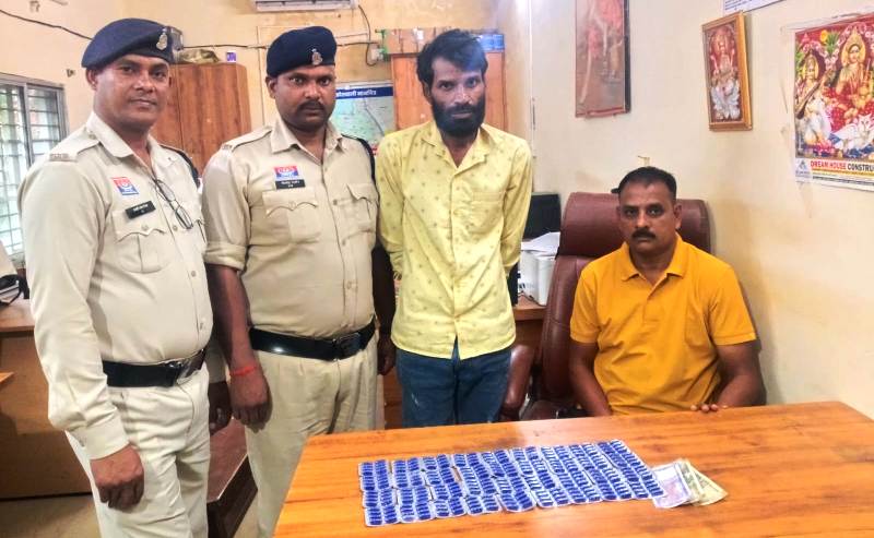 पुलिस की बड़ी कार्रवाई : एनडीपीएस एक्ट के अंतर्गत बड़ी सफलता, नशीली टेबलेट बेचने वाला फरार आरोपी गिरफ्तार, 320 टेबलेट बरामद, फरार आरोपी गिरफ्तार कर भेजा गया न्यायिक अभिरक्षा में जेल.