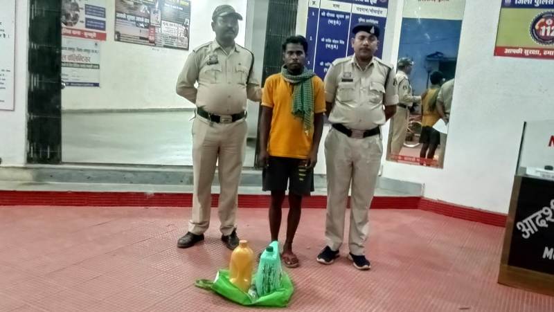 नशे के कारोबार पर जशपुर पुलिस का प्रहार: ‘ऑपरेशन आघात’ में कुनकुरी से गिरफ्तार हुआ शराब तस्कर जीतू उर्फ डैनी