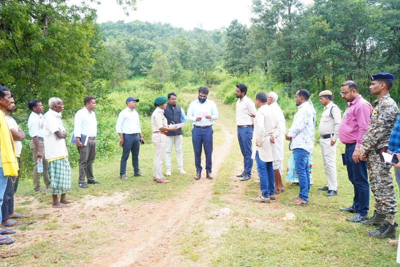 जशपुर कलेक्टर रोहित व्यास ने किया लकराघरा गांव का निरीक्षण — दूरस्थ वनांचल में 4 किलोमीटर डब्लूबीएम सड़क निर्माण को दी स्वीकृति के निर्देश