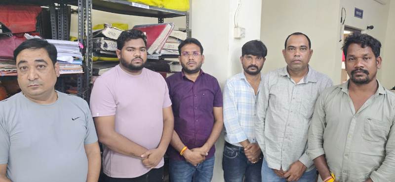 सरकण्डा पुलिस की बड़ी कार्रवाई : बिलासपुर में सरकण्डा पुलिस की दबिश, गुलमोहर होटल के पास ताशपत्ती से जुआ खेलते छः आरोपी गिरफ्तार,जुआ प्रतिषेध अधिनियम में की गई कार्यवाही.