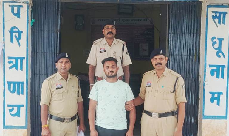 देशी शराब दुकान पर खूनखराबा — बीयर बाटल से हमला कर दो को किया घायल, आरोपी गिरफ्तार