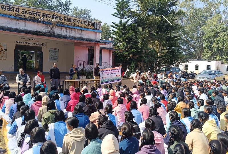 संविधान की शपथ के साथ जशपुर में जागरूकता की नई लहर—नशीली दवाओं, बाल संरक्षण कानून और विधिक अधिकारों पर विस्तृत जानकारी दी गई
