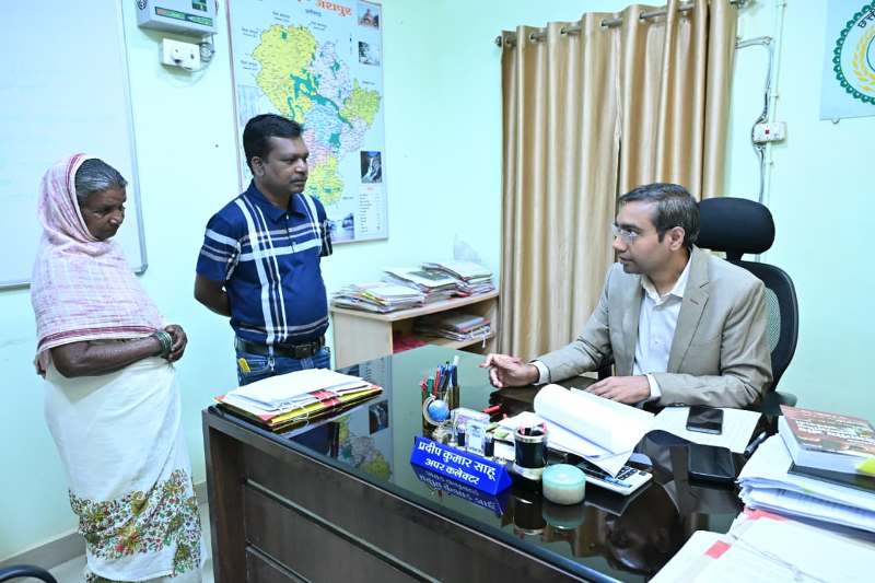 जशपुर में अपर कलेक्टर प्रदीप कुमार साहू का जनदर्शन—20 आवेदनों पर संवेदनशील सुनवाई, समयबद्ध व पारदर्शी निराकरण के निर्देश