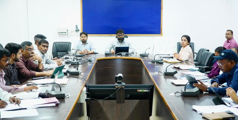 जशपुर कलेक्टर की समीक्षा बैठक में बड़ा निर्देश — “गुणवत्ता और पारदर्शिता से करें काम, नहीं तो होगी सख्त कार्रवाई”
