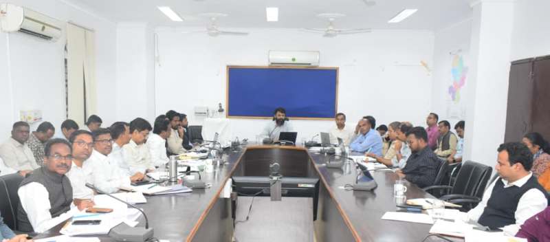 धान खरीदी से पहले जशपुर प्रशासन अलर्ट! कलेक्टर ने दिए निर्देश – सीमा पर निगरानी, खरीदी केंद्रों की सुविधाओं की समीक्षा पूरी करें