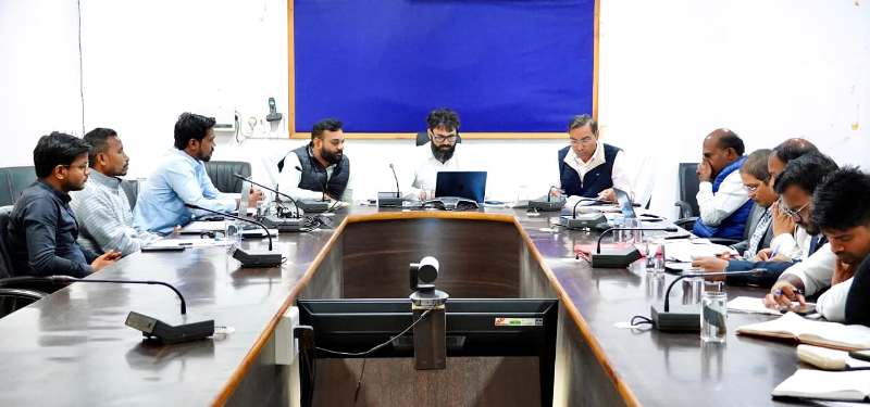 धान खरीदी सीजन से पहले कलेक्टर की बड़ी बैठक: राजस्व प्रकरणों के शीघ्र निराकरण और अवैध धान परिवहन पर कड़ी निगरानी के निर्देश