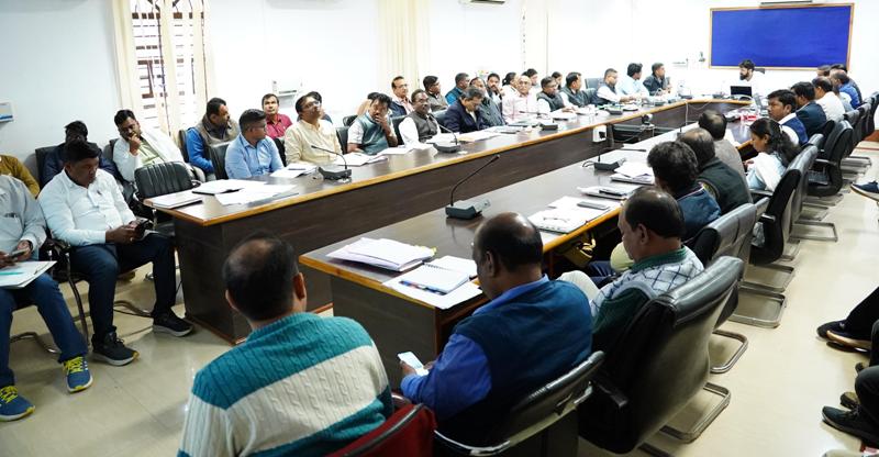 कलेक्टर रोहित व्यास के निर्देश— जशपुर में “सूर्य घर मुफ्त बिजली योजना” को हर घर तक पहुंचाने की तैयारी तेज, 15 नवंबर को रणजीता स्टेडियम में होगा जनजातीय लोक नृत्य महोत्सव