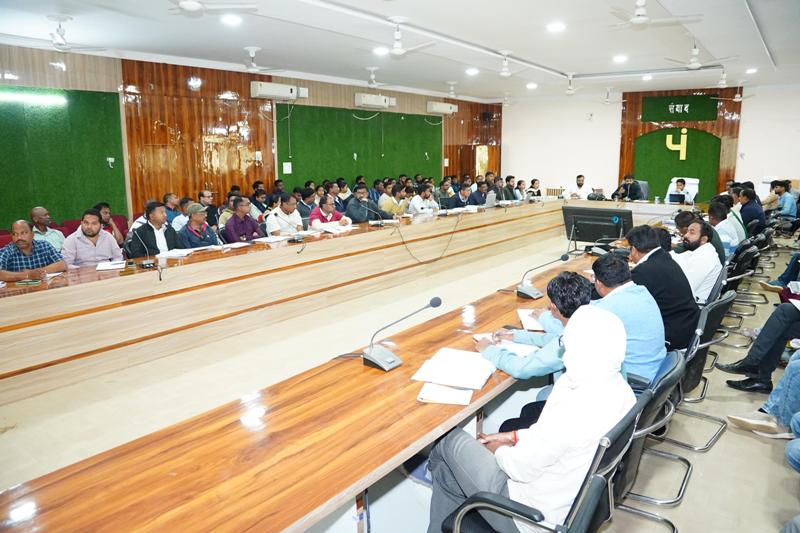 सरकारी फंड निकालकर काम न करने वालों पर जशपुर कलेक्टर का बड़ा वार—सपंच-सचिवों पर होगी कड़ी कार्रवाई, ठेकेदारों का भुगतान भी रुकेगा