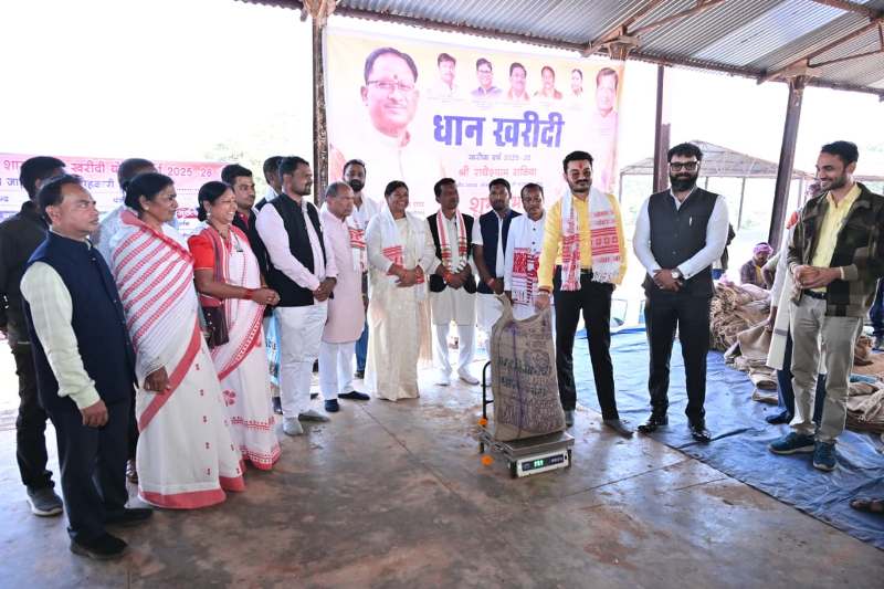 जशपुर में आज से धान खरीदी शुरू: 46 केंद्रों में किसानों के लिए पूरी व्यवस्था, सांसद–विधायक की मौजूदगी में गंगाराम यादव ने कटाया पहला टोकन