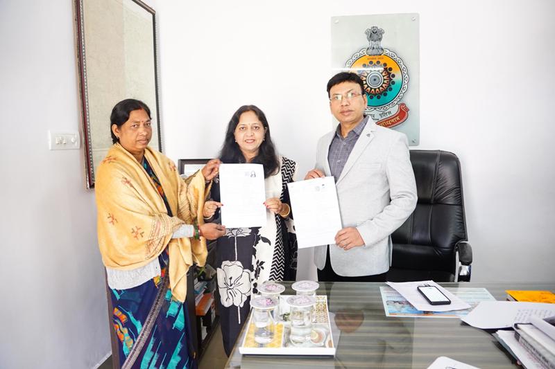 जशपुर एसएसपी शशि मोहन सिंह ने बीएलओ से कराया अपना गणना पत्र सत्यापन, मतदाताओं से की नाम सत्यापन की अपील