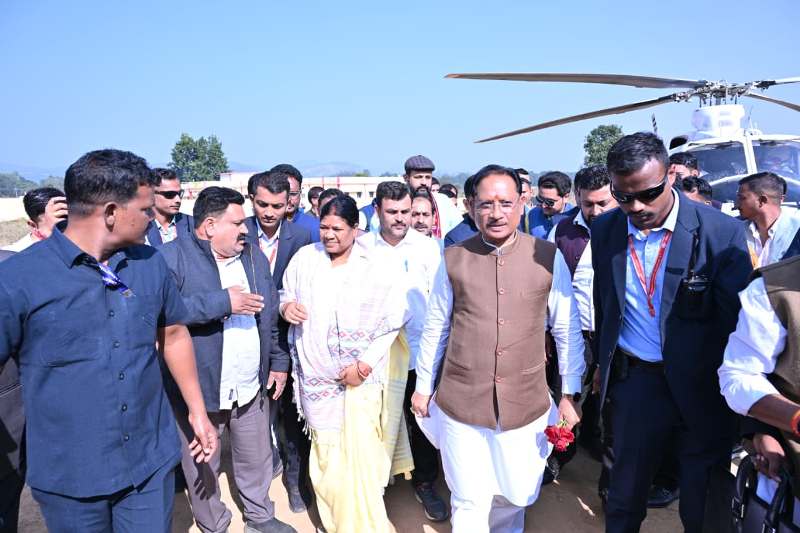 नारायणपुर में मुख्यमंत्री का दमदार आगमन! हेलीपैड पर हुआ जोरदार स्वागत—वित्त मंत्री और कई जनप्रतिनिधि रहे मौजूद