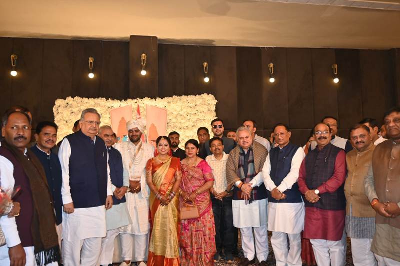मुख्यमंत्री विष्णुदेव साय पूर्व विधायक शिवरतन शर्मा के सुपुत्र के विवाह समारोह में शामिल, वर–वधू को दिया आशीर्वाद