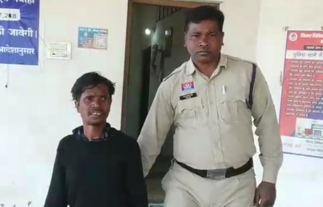 मामूली विवाद ने ली जान — नशे में धुत पति ने पत्नी की टांगी से मारकर हत्या, जशपुर पुलिस की तत्परता से आरोपी गिरफ्तार