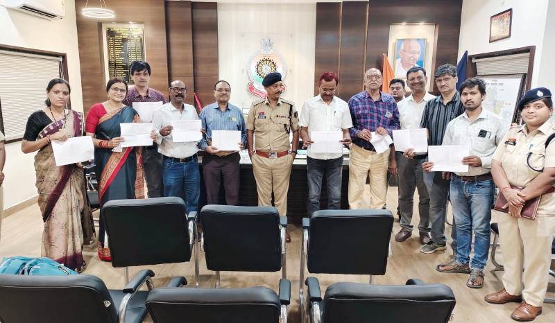 ऑपरेशन “शिक्षा उपहार” : जांजगीर पुलिस की पहल से ड्रॉपआउट बच्चों को मिलेगी नई दिशा और नई ज़िंदगी, एसपी विजय कुमार पाण्डेय का अभिनव प्रयास, “ऑपरेशन शिक्षा उपहार” से अपराध रोकथाम और शिक्षा का संगम.