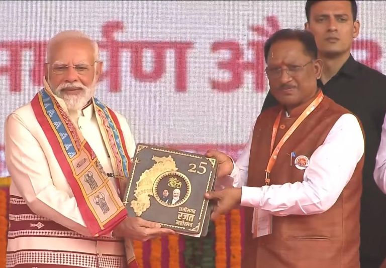 प्रधानमंत्री श्री नरेंद्र मोदी ने ‘कॉफ़ी टेबल बुक’ का किया विमोचन:छत्तीसगढ़ की विकास यात्रा और ‘मोदी की गारंटी’ का दस्तावेज़