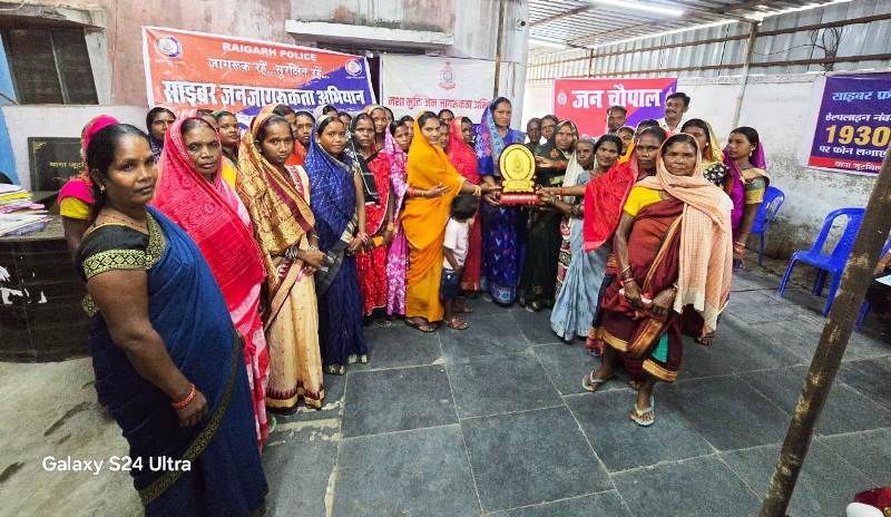 जूटमिल थाना का प्रेरक अभियान : महिला शक्ति और पुलिस की साझी मुहिम से दर्रामुड़ा बना नशा मुक्त गांव, ग्राम की महिलाओं ने बदली गांव की तस्वीर, पुलिस की पहल से शराबबंदी बनी मिसाल.