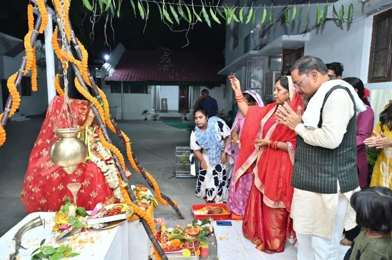 मुख्यमंत्री निवास में सजी आध्यात्मिक छटा! तुलसी-विवाह में मुख्यमंत्री साय ने सपरिवार की पूजा, बोले – “यह पर्व जीवन में नवआरंभ का प्रतीक”