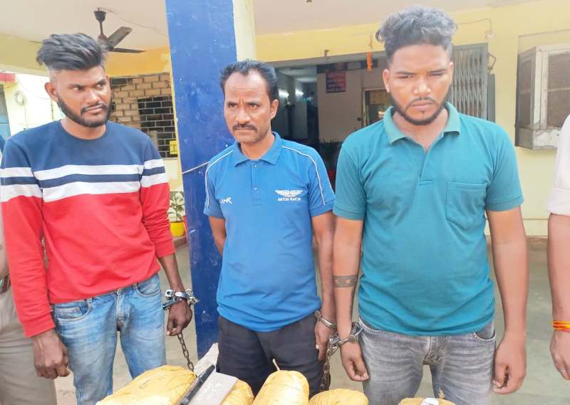 ऑपरेशन निश्चय में बड़ी सफलता : तिल्दा नेवरा पुलिस ने 10.6 किलो गांजा के साथ पल्सर बाइक सवार तीन गांजा तस्कर रंगे हाथ किए गिरफ्तार, एनडीपीएस एक्ट के तहत मामला दर्ज.