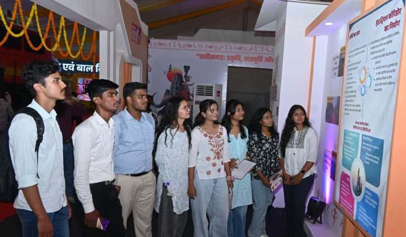 छत्तीसगढ़ राज्योत्सव प्रदर्शनी बनी आकर्षण का केंद्र – विद्यार्थियों ने जाना 25 वर्षों का विकास, सराहा ‘अंजोर विज़न 2047’