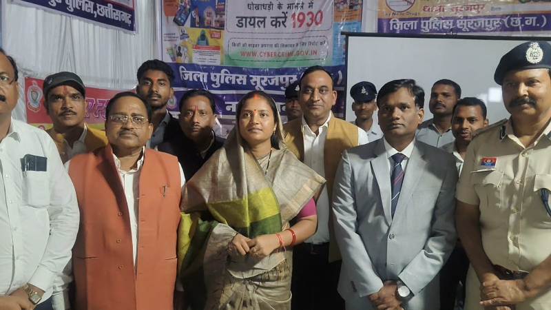 छत्तीसगढ़ राज्योत्सव में सूरजपुर पुलिस ने दिखाई तकनीक और जनसेवा की मिसाल, सायबर क्राइम से बचाव, राहवीर योजना और यातायात नियमों पर जनता को कर रही शिक्षित